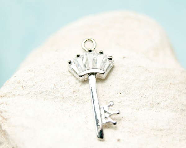 Schlüssel mit Strasskrone Schmuckanhänger 18mm Silber #5212