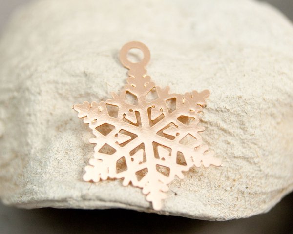 Weihnachtsanhänger Schneeflocke snowflake 20x17mm Metall filigran Farboptionen verfügbar