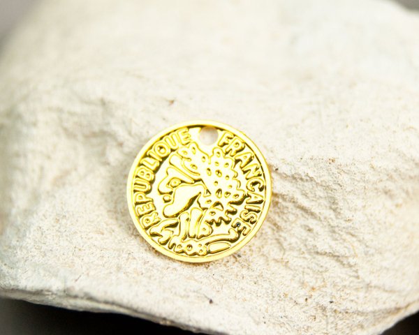 Anhänger Münze 10mm Metall goldfarbig filigran #5372