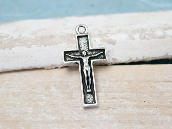 Kreuz mit Christusfigur Schmuckanhänger versilbert 24mm #6586