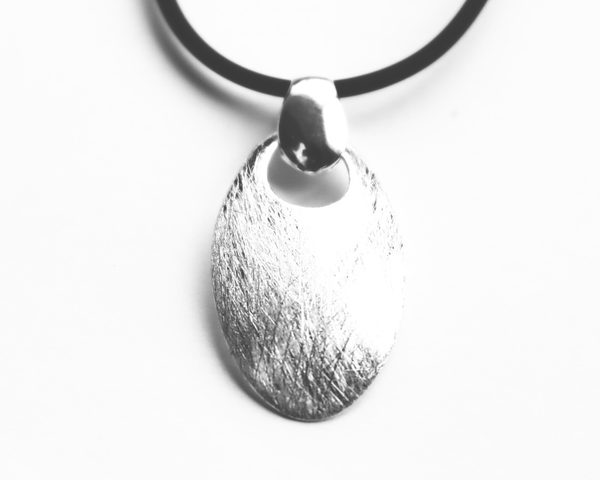 Halsschmuck ovales Silberelement 925 Silber an schwarzem Band 45cm